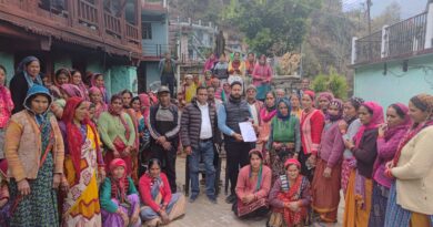 श्रीगढ़ में पेयजल लाइन फटने से हड़कंप, घरों में घुसा पानी; पाइप हटाने की मांग पर अड़े ग्रामीण