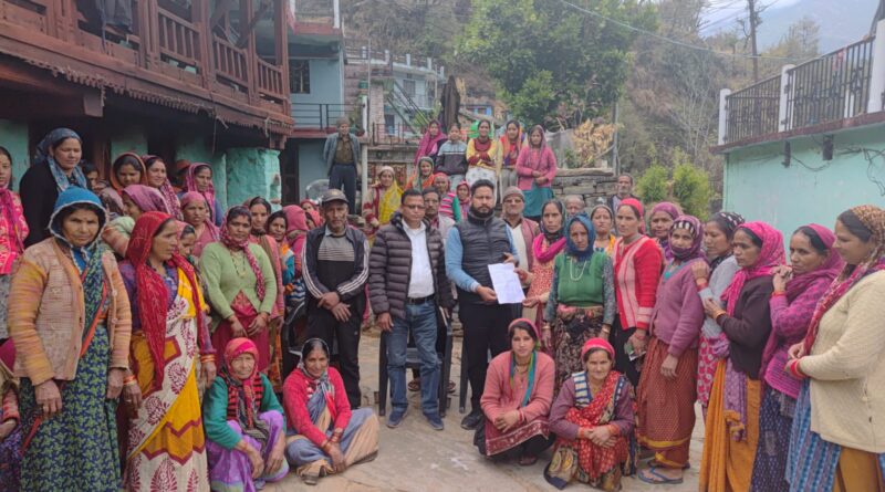 श्रीगढ़ में पेयजल लाइन फटने से हड़कंप, घरों में घुसा पानी; पाइप हटाने की मांग पर अड़े ग्रामीण