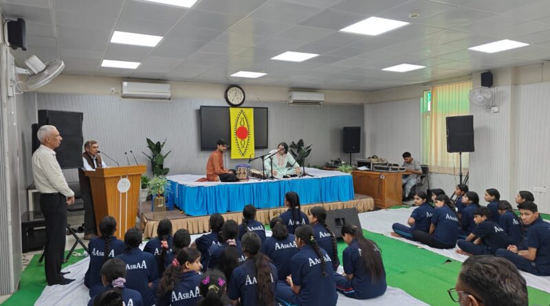 उस्ताद कमाल साबरी का सारंगी वादन दून पुस्तकालय में