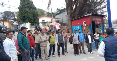 पोखरी में दो दिन से ठप जलापूर्ति पर भड़के व्यापारी, प्रशासन के खिलाफ नारेबाजी