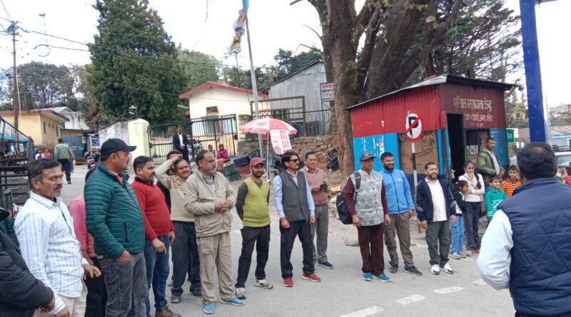 पोखरी में दो दिन से ठप जलापूर्ति पर भड़के व्यापारी, प्रशासन के खिलाफ नारेबाजी