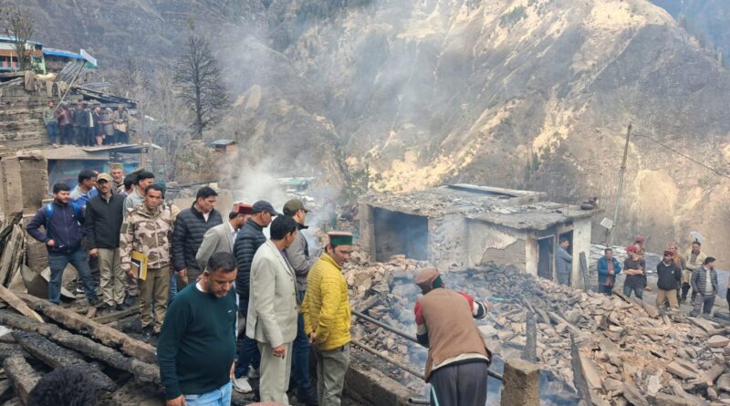 फिताड़ी अग्निकांड: प्रभावितों के बीच पहुंचे जिलाधिकारी 