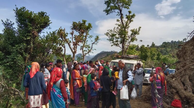 आजादी के 79 साल बाद कान्डई चंद्रशिला गांव तक पहुंचा पहला वाहन, जश्न में झूमे ग्रामीण