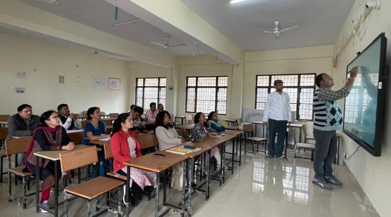 नरेन्द्रनगर कॉलेज  में स्मार्ट बोर्ड प्रशिक्षण कार्यशाला का आयोजन, शिक्षकों को दी गई डिजिटल शिक्षण की जानकारी