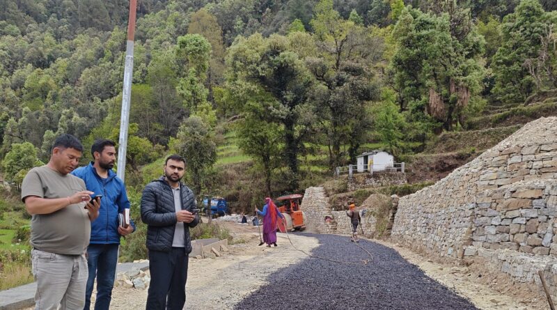 हापला–गुणम–नैल मोटर मार्ग पर डामरीकरण अंतिम चरण में, जल्द मिलेगा बेहतर यातायात का लाभ