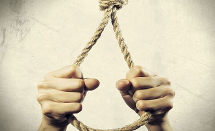विक्षिप्त ने पत्नी व बेटे पर किया हमला, बाद में  फांसी लगाकर दी जान