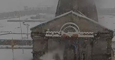 बर्फ की मोटी चादर से ढका केदारनाथ धाम