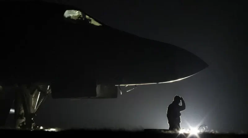 रात एक जोखिम भरी मिशन में अमेरिकी कमांडो ने ईरान के भीतर गहरे फँसे वायुसेना अधिकारी को बचाया रात एक जोखिम भरी मिशन में अमेरिकी कमांडो ने ईरान के भीतर गहरे फँसे वायुसेना अधिकारी को बचाया