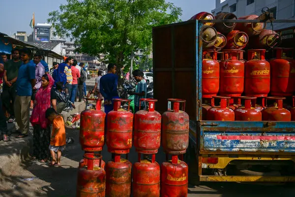 डीएसी नंबर में देरी से रसोई गैस उपभोक्ता परेशान, बिना डीएसी सिलेंडर देने की उठी मांग
