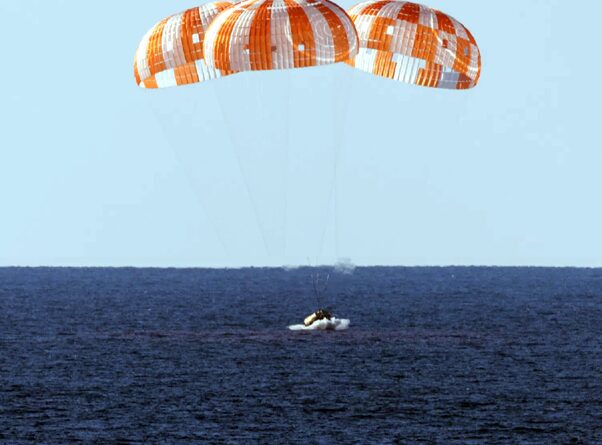 नासा ने रिकॉर्ड बनाने वाले आर्टेमिस II मिशन के अंतरिक्ष यात्रियों का पृथ्वी पर स्वागत किया