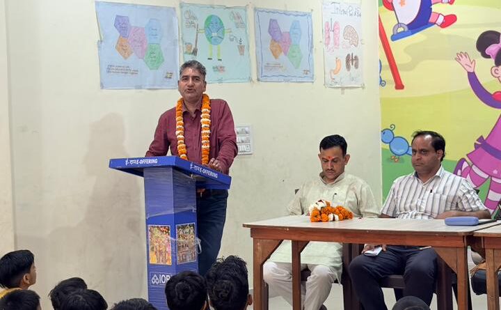 सचिव ने ऋषिकेश के संस्कृत विद्यालयों का किया निरीक्षण, योजनाओं की दी जानकारी