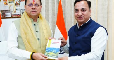 मुख्यमंत्री धामी को भेंट की गई ‘पहलगाम… जब समय थम गया’ पुस्तक