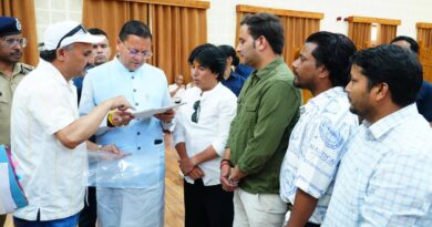 मुख्यमंत्री धामी ने नागरिकों की समस्याएं सुनीं