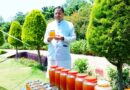 मुख्यमंत्री धामी ने निवास के गार्डन में जानी शहद दोहन की प्रक्रिया