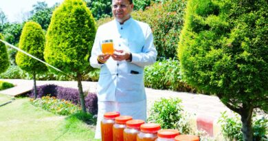 मुख्यमंत्री धामी ने निवास के गार्डन में जानी शहद दोहन की प्रक्रिया