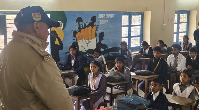 नागनाथ पोखरी इंटर कॉलेज में पुलिस का जागरूकता अभियान, छात्रों को दिए सुरक्षा के टिप्स