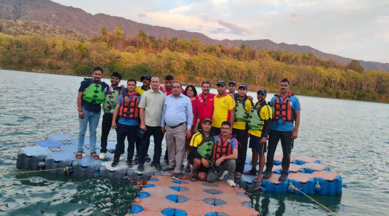 ऋषिकेश पशुलोक बैराज के पानी में उतरा हवाई जहाज, देखिये वीडियो