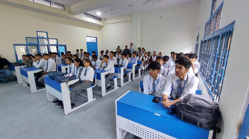 पॉलीटेक्निक गौचर में सड़क सुरक्षा जागरूकता कार्यक्रम, छात्रों को बताए यातायात नियम