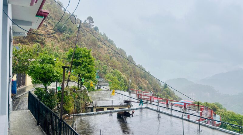 पहाड़ों में मूसलाधार बारिश से जनजीवन अस्त-व्यस्त, काश्तकारों की बढ़ी चिंता