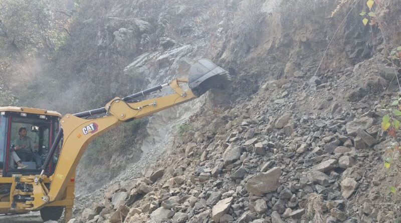 अवैध खनन में लगी जेसीबी और ट्रैक्टर सीज, ठेकेदार को एसडीएम की सख्त चेतावनी