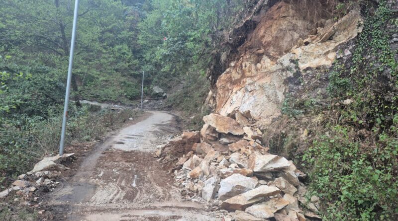 अवैध खनन पर एसडीएम की कार्रवाई, जेसीबी और ट्रैक्टर सीज; ठेकेदार को सख्त चेतावनी