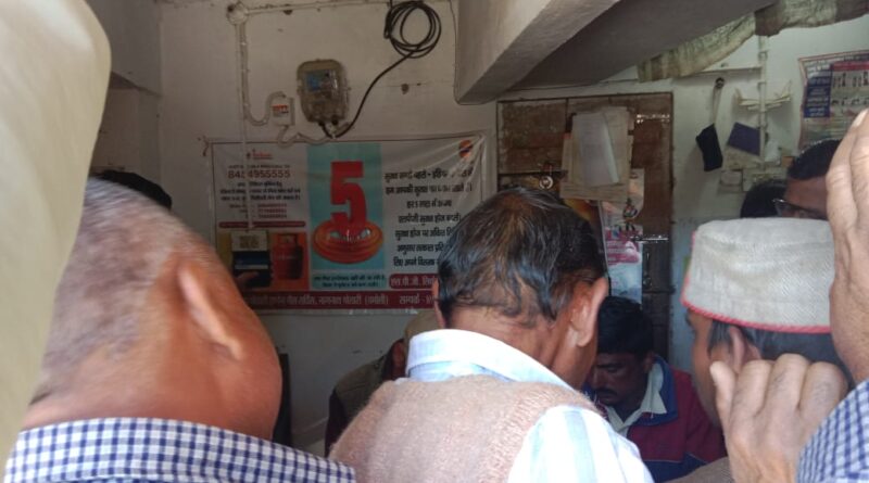 पोखरी क्षेत्र में रसोई गैस संकट गहराया, एजेंसी में उमड़ी भीड़