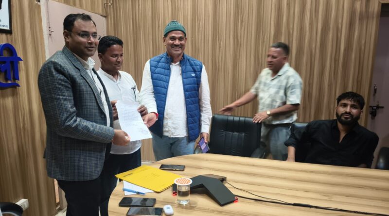 घरेलू व व्यवसायिक गैस की कमी को लेकर प्रतिनिधिमंडल ने डीएम से की मुलाकात