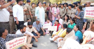 स्कूल फीस वृद्धि के विरोध में महिला कांग्रेस का प्रदर्शन, शिक्षा मंत्री आवास का घेराव