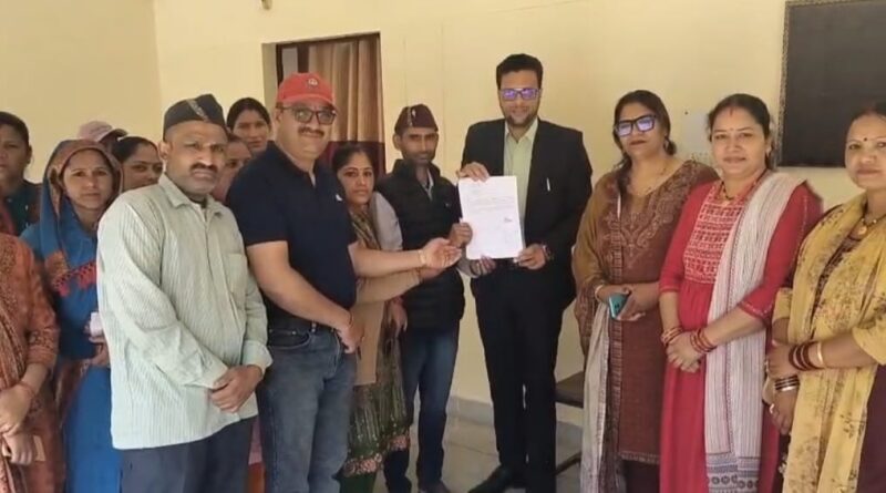 शिक्षकों की जनगणना ड्यूटी का अभिभावक संघ ने किया विरोध, एसडीएम को सौंपा ज्ञापन