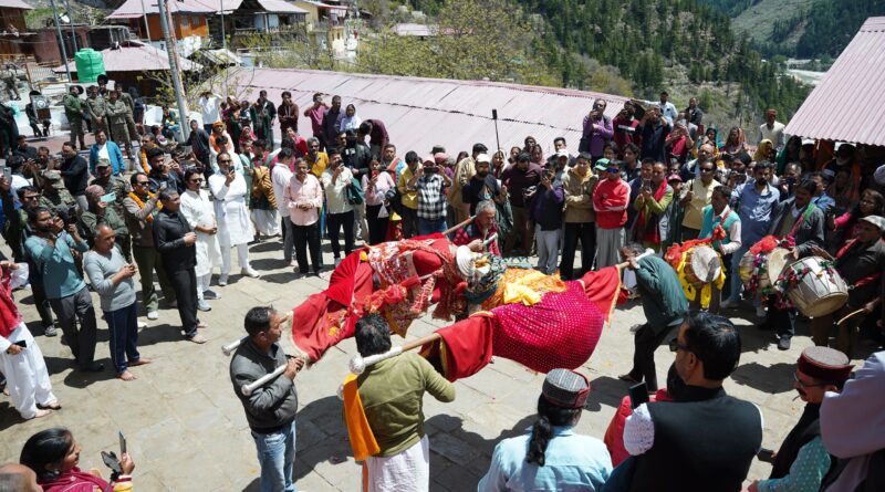 गंगा की डोली मुखवा से गंगोत्री धाम के लिए रवाना, कल खुलेंगे कपाट