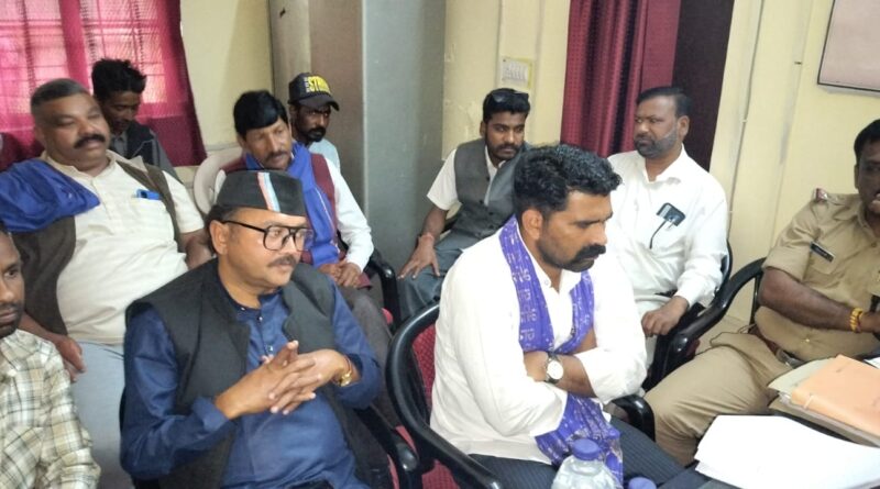 हत्या मामले में गिरफ्तारी की मांग को लेकर भीम आर्मी ने किया थाना थराली का घेराव