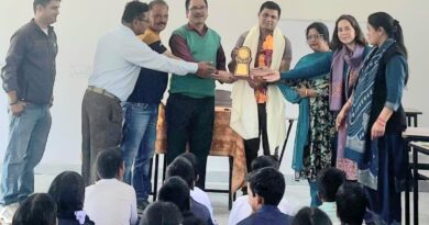 औचक निरीक्षण में शैक्षिक गुणवत्ता पर जोर, बीईओ ने छात्रों से किया संवाद