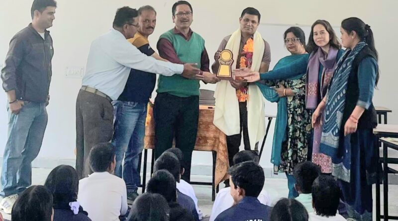 औचक निरीक्षण में शैक्षिक गुणवत्ता पर जोर, बीईओ ने छात्रों से किया संवाद