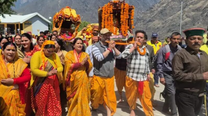 बद्रीनाथ धाम के लिए शंकराचार्य की गद्दी व पवित्र डोलियां हुयी रवाना , पाण्डुकेश्वर में होगा पहला प्रवास