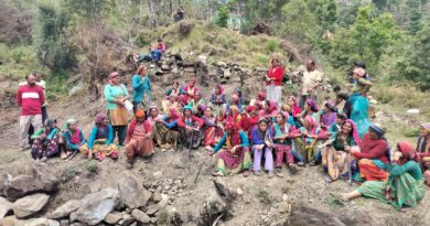 जनप्रतिनिधियों की अनदेखी पर ग्रामीणों ने खुद संभाली कमान, श्रमदान से बन रहा मिनी स्टेडियम