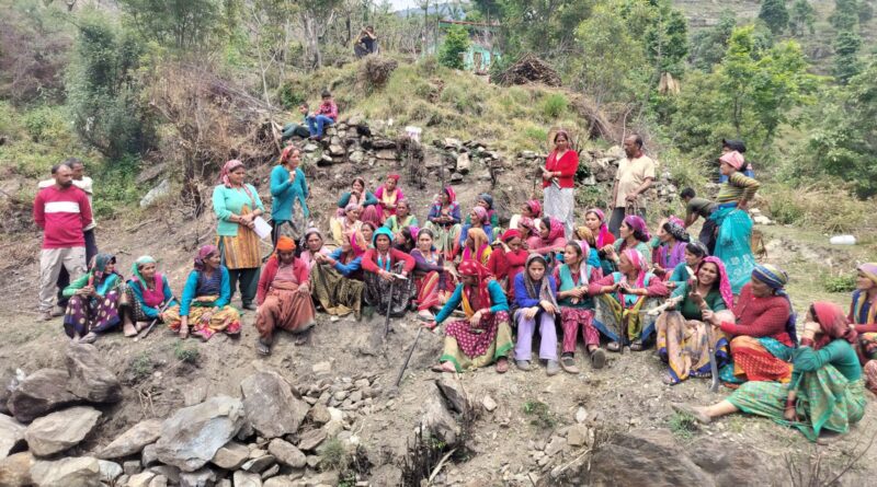 जनप्रतिनिधियों की अनदेखी पर ग्रामीणों ने खुद संभाली कमान, श्रमदान से बन रहा मिनी स्टेडियम