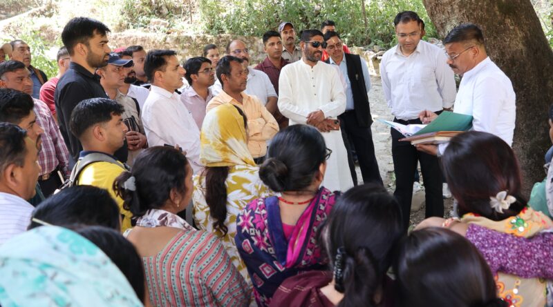 जलभराव समस्या के समाधान को लेकर डीएम और विधायक ने किया गौचर में स्थलीय निरीक्षण