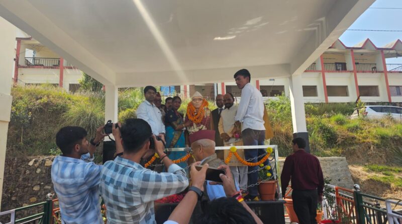 तलवाड़ी महाविद्यालय में स्वतंत्रता सेनानी आलम सिंह फर्स्वाण की आदमकद मूर्ति का अनावरण