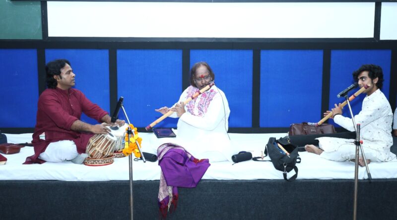 टीएमयू में मशहूर बांसुरी वादक पं. राजेंद्र प्रसन्ना ने दी प्रस्तुति