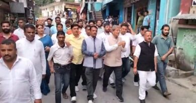 पूर्व मुख्यमंत्री हरीश रावत ने थराली व चेपड़ो के आपदा प्रभावित गांवों का किया दौरा, सरकार की आपदा नीति पर उठाए सवाल