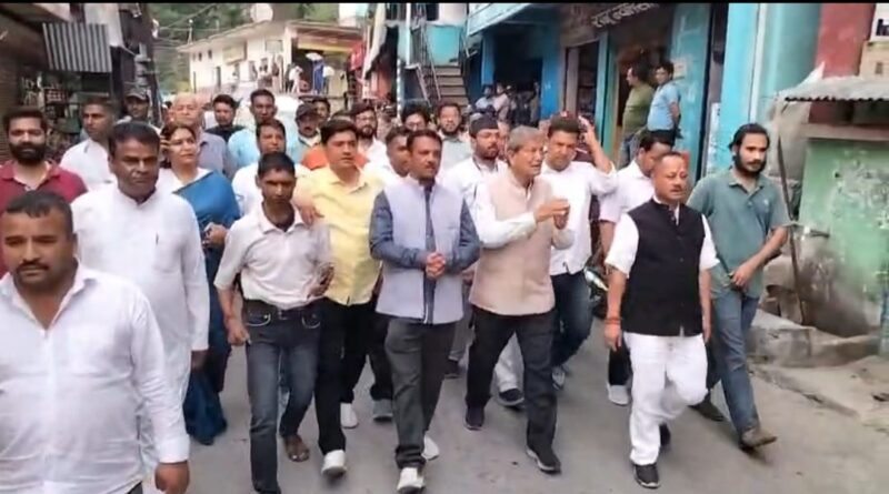 पूर्व मुख्यमंत्री हरीश रावत ने थराली व चेपड़ो के आपदा प्रभावित गांवों का किया दौरा, सरकार की आपदा नीति पर उठाए सवाल