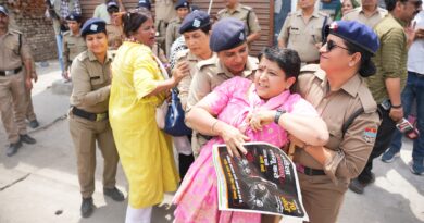 महिला आरक्षण की मांग पर महिला कांग्रेस का विधानसभा मार्च, कुछ कार्यकर्ता हिरासत में