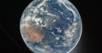 NASA के मून फ्लाईबाई से मिली पहली तस्वीरों में डूबती हुई पृथ्वी और ग्रहण दिखाई दे रहे हैं