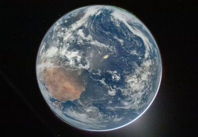 NASA के मून फ्लाईबाई से मिली पहली तस्वीरों में डूबती हुई पृथ्वी और ग्रहण दिखाई दे रहे हैं