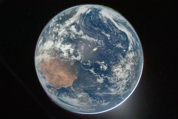 NASA के मून फ्लाईबाई से मिली पहली तस्वीरों में डूबती हुई पृथ्वी और ग्रहण दिखाई दे रहे हैं