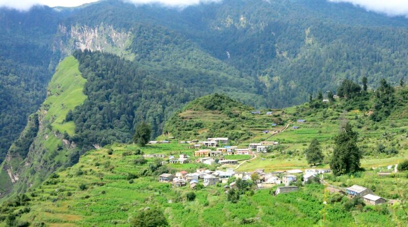 78 वर्षों से ‘पेट्रोल-डीजल बचा रहा’ डुमक गांव, सड़क न बनने पर ग्रामीणों का तंज