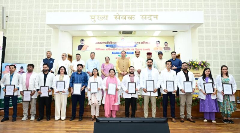 मुख्यमंत्री धामी ने 307 नव नियुक्त अभ्यर्थियों को सौंपे नियुक्ति पत्र