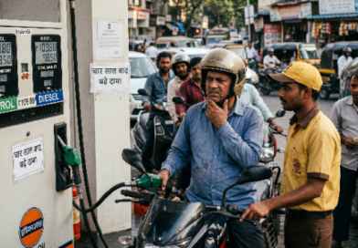 चार साल बाद बढ़े पेट्रोल-डीजल के दाम, आम आदमी पर बढ़ेगा महंगाई का बोझ