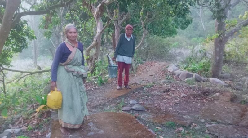 हर घर जल योजना दम तोड़ती दिखी, ग्रामीणों को अब भी ढोना पड़ रहा पानी