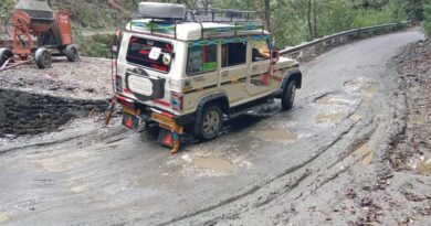 ठेकेदार की लापरवाही से पोखरी-हापला मोटर मार्ग बना जानलेवा, हादसे का खतरा बढ़ा